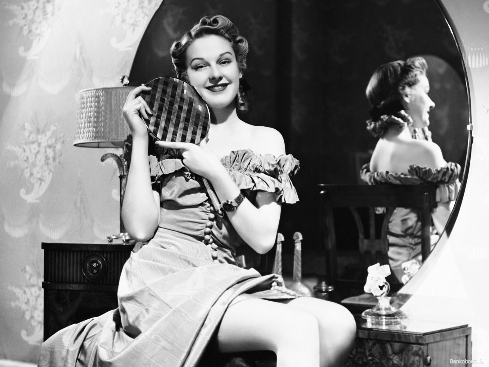 Девушка у зеркала