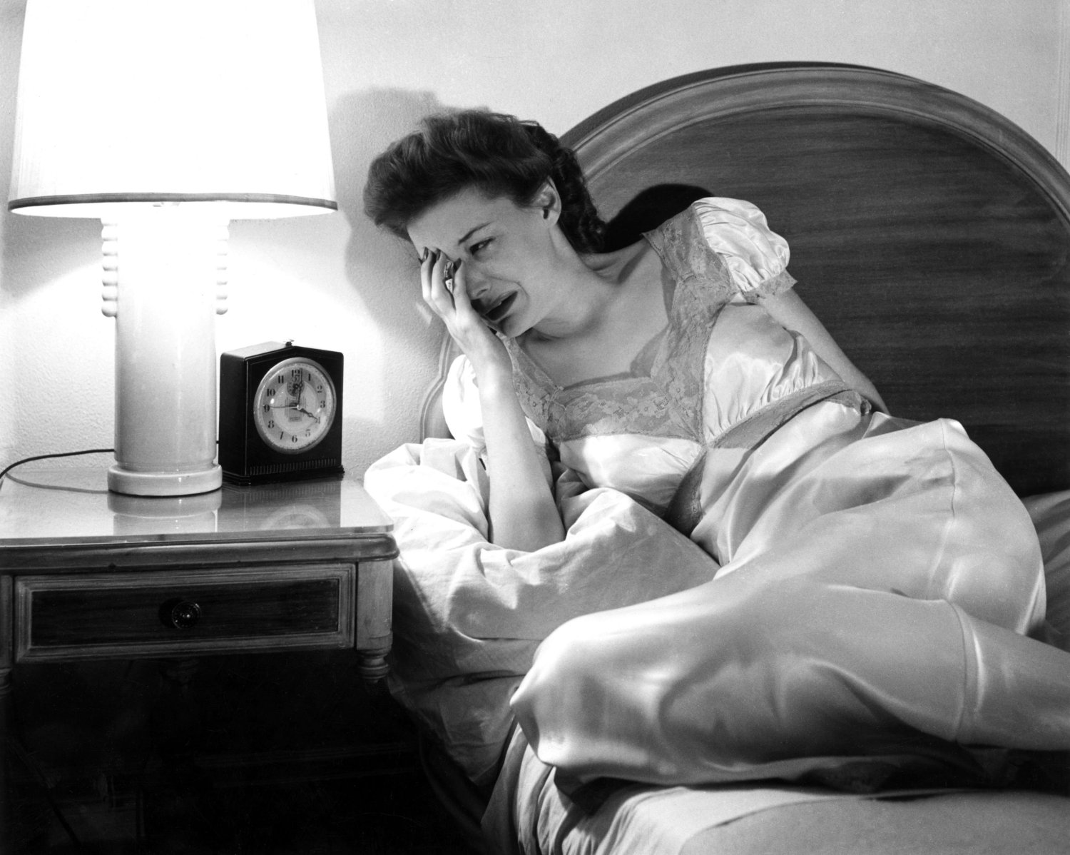 Женщина плачет